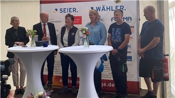 Als Alexandra Duesmann (von links), Präsidentin des Pferdesportverbandes Hannover, die Trophäe verlieh, holte Kuratoriumschef Rolf Sünderbruch die Ehrenamtlichen auf die Bühne: Susanne Gooß, Catrin Krause sowie Yannick und Heiko Mahlstedt.