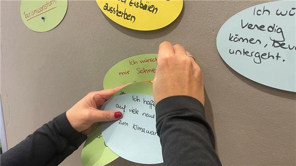 Diskutieren über das Klima: 16 Nordenhamer Schüler sind beim Newscamp dabei Zettelsammlung