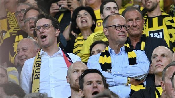 Videobeweis abschaffen? Kanzler Merz hätte nichts dagegen Als Besucher eines BVB-Spiels im Mai 2023: Bundeskanzler Friedrich Merz. (Archiv)