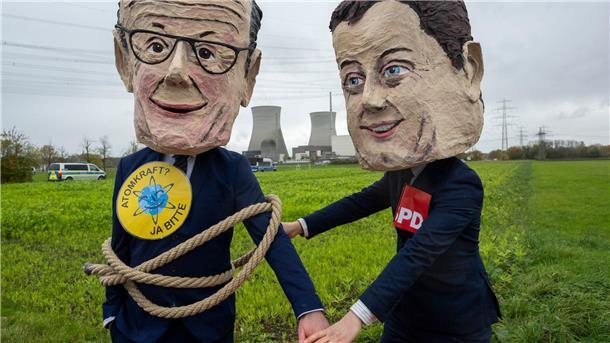 30.000 Menschen verfolgen Sprengung von AKW-Kühltürmen Als Bundeskanzler Friedrich Merz (l) und SPD-Vorsitzender Lars Klingbeil verkleidete Atomkraftbefürworter demonstrieren gegen die Sprengung.