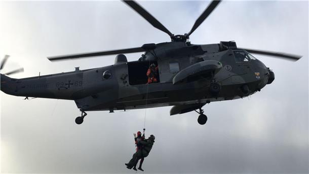 Ein SAR-Hubschrauber fliegt einen Einsatz über Sehestedt, um einen Mann aus einer Notlage während eines Orkans zu befreien.  