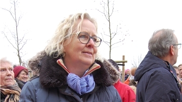 Eine Frau in einer Menschenmenge.