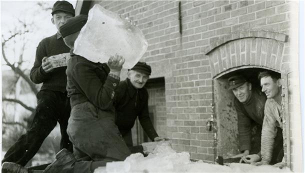 Als die Winter in Nordenham noch kälter waren Als die Winter noch kälter waren, wurde die Eisernte im Keller eingelagert.
