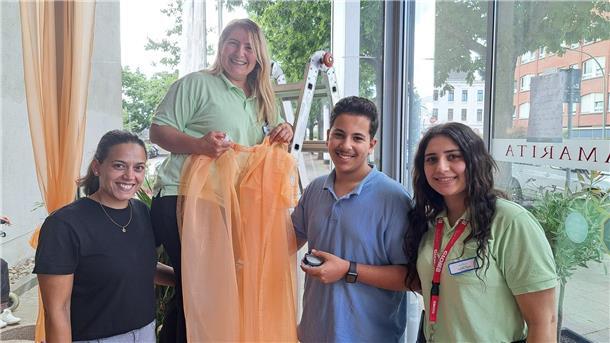 Als ehrenamtlicher Helfer unterstützt Hassan die Vorbereitungen für das Sommerfest im Altersheim Amariter. 