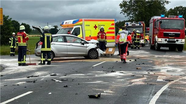Schwerer Verkehrsunfall zwischen Ippensen und Ahrenswohlde - zwei Verletzte Als ein Trümmerfeld präsentierte sich die Kreuzung nach dem Unfall.