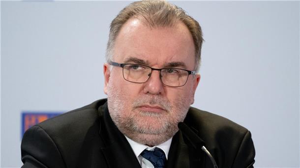 Wirtschaft geht auf Konfrontationskurs zu Scholz Als Ergebnis der wirtschaftspolitischen Versäumnisse sieht Siegfried Russwurm ein deutlich verlangsamtes Wachstum.