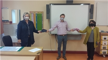 Als erste Schule erhielt die Grundschule Abbehausen am Mittwoch die Masken für die Viertklässler und -klässlerinnen. Schulleiter Helge Plöger freut sich über die Unterstützung der SPD (links die Vorsitzende des Unterbezirks Wesermarsch, Karin Logemann) und des Refugiums (rechts Zeliha Aykanat).