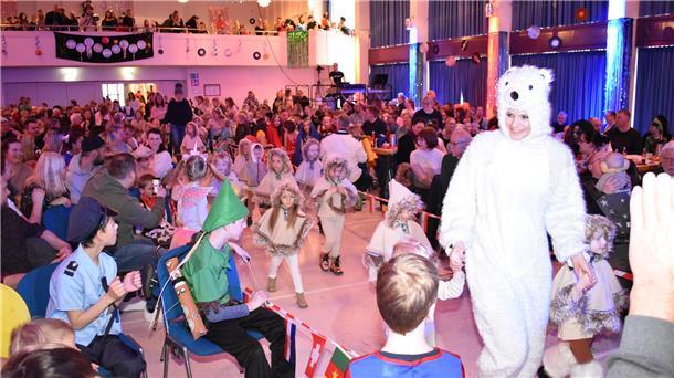 Karnevalstische Weltreise beim Kinderkarneval in Nordenham Als Eskimos aus Grönland schreitet die jüngste der sieben Gruppen zur Bühne.