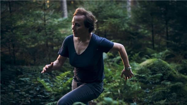 Tod in Seilbahngondel - „Tatort“-Ermittler suchen Flüchtige Als Franziska Tobler (Eva Löbau) erfährt, dass die Verdächtigen in den Wald geflüchtet sind, eilt sie hinterher.