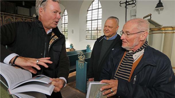 Drei Männer sprechen miteinander