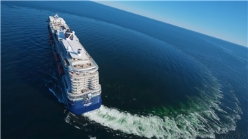 Kreuzfahrtschiff "Mein Schiff 7" führt eine 360-Grad-Drehung auf offener See durch