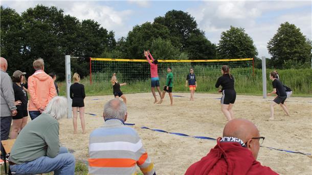Als im Juli 2022 die ersten Attraktionen wie das Beachvolleyball-Feld in der Schatzgrube Weißenberg eröffnet wurden, hätte wohl niemand damit gerechnet, dass der Unternehmer Jörg Freimuth nur wenige Wochen später die Genehmigung für seine Bauschutt-Deponie in unmittelbarer Nachbarschaft erhalten würde.