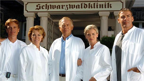 Der schöne Sascha wird 70 Als junger Gott in Weiß spielte Hehn (1. von recht) an der Seite von Klausjürgen Wussow (Mitte) und Gaby Dohm (2. von links) in der Schwarzwaldklinik. (Archivfoto)