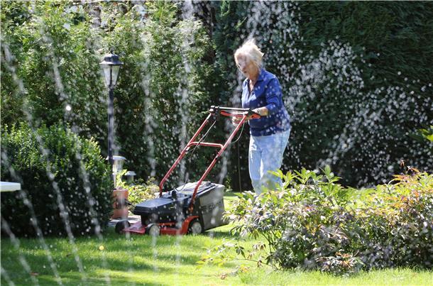 Als keine gute Idee erweist sich in Zeiten des sich ändernden Klimas, sommers bei Sonnenschein den Rasen mit Trinkwasser zu sprengen. Rund 800 Liter des Lebensmittels fließen pro Stunde durch den Schlauch. Aufklärung soll helfen, die Vergeudung zu beenden.
