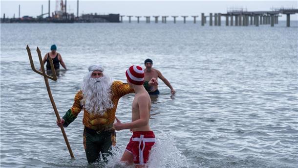 Als Neptun verkleidet steigt Tim Bergelt zusammen mit anderen Hobbyschwimmern aus dem 5 Grad kalten Meer, hier die Ostsee.