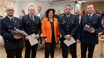 Als neue Ortsbrandmeister oder Stellvertreter wurden Dennis Jürgens (von links), Marius Meyer, Christian de Queljoe und Daniel Kaiser von Bürgermeisterin Gabi Kasten vereidigt.