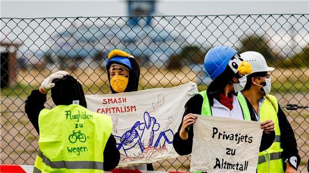 Klima-Protest in Pinguinkostümen am Sylter Flughafen Als Pinguine verkleidete Aktivistin versuchen den Flughafen auf Sylt zu blockieren.