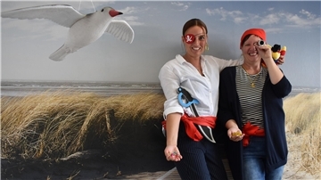 Als Piratinnen verkleidet laden NMT-Mitarbeiterinnen Sandra Jankowsky (links) und Svenja Faehse zum Piratenfest am 26. August ein.
