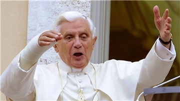 Als Ratzinger noch Erzbischof soll er „entsprechend Kenntnis von dem Vorleben“ des umstrittenen Priesters H. gehabt haben.