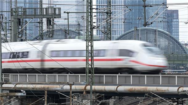 Deutsche Bahn: Jeder dritte Fernverkehrszug 2022 zu spät Als verspätet gilt ein Zug, wenn er mit mehr als sechs Minuten Verzögerung an einem Halt ankommt.