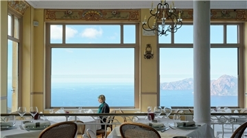 Als wäre sie eine einsame Gestalt, die der amerikanische Maler Edward Hopper erdacht hat: Die Fotografin Elina Brotherus sitzt ganz allein im Speisesaal eines Hotels auf Korsika.