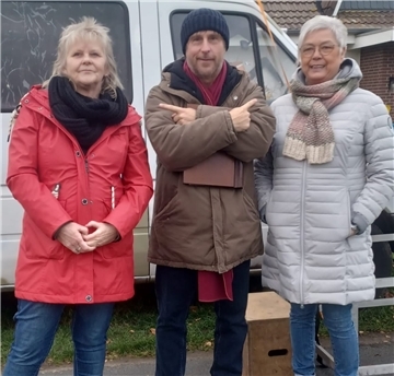 Als würden sie sich schon ewig kennen: Andrea Knoke (links) und Marion Kallweit haben Bjarne Mädel als unheimlich sympathisch und unkompliziert erlebt.