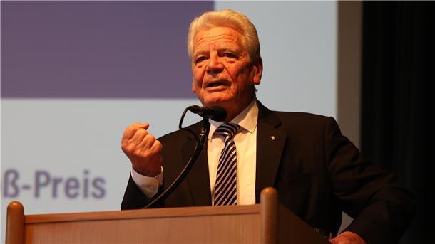 Alt-Bundespräsident Joachim Gauck während seiner Rede nach der Verleihung des siebten Johann-Heinrich-Voß-Preises in den Otterndorfer Seeland-Hallen.