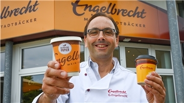 Alt (rechts) und neu (links): Gerd Engelbrecht und sein neuer plastikfreier Becher für den To-Go-Kaffee.