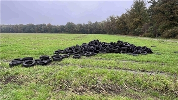 Alte Autoreifen sind von Unbekannten auf einem Feld illegal entsorgt worden.