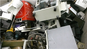 Wie sich aus Elektroschrott mehr als bislang machen lässt Alte Computer und sonstiger Elektroschrott liegen in einem Container zur Abfallentsorgung. (Illustration)
