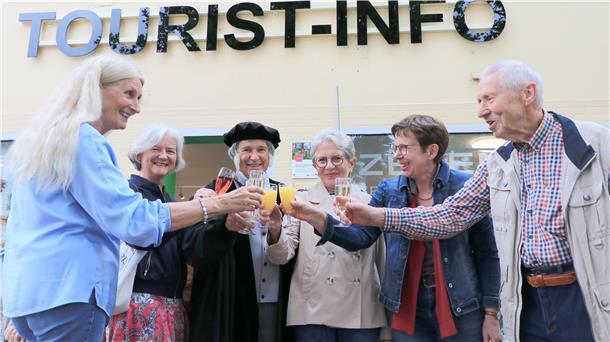 Abschied von Gauß: Georg Breitenbachs letzte Tour in Zeven Sechs Männer und Frauen stoßen mit Gläsern an.