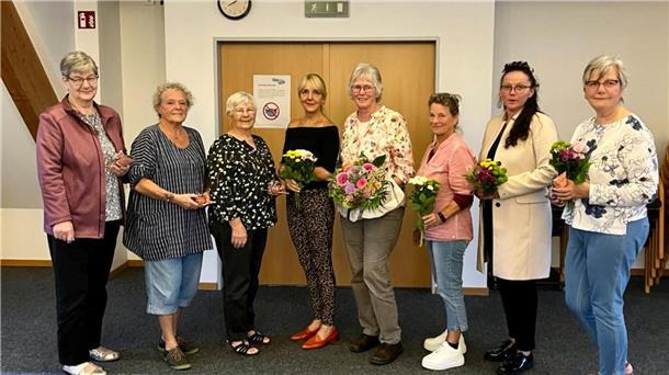 „Alter und neuer“ Vorstand (von links): Annemarie Höchtl, Rotraut Keßler, Elke Spiess, Dr. Marie-Louise Rendant, Elke Roskosch-Buntemeyer, Angelika Becker, Heike Bahr, Sigrid Zenker.