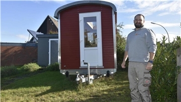 Alternative zum Wohnwagen: Tischler Johann Stoelken mit seinem Tiny House auf Rädern.