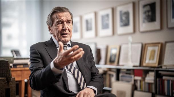 Schröder verteidigt Freundschaft zu Putin - Kreml erfreut Altkanzler Gerhard Schröder hält trotz des russischen Angriffskriegs gegen die Ukraine an seiner Freundschaft mit dem russischen Präsidenten Wladimir Putin fest.