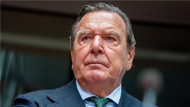 „Friedenskanzler“: Schröder lobt Scholz für Nein zu Taurus Altkanzler Gerhard Schröder ist seit seiner Kanzlerschaft mit dem russischen Präsidenten Wladimir Putin befreundet.