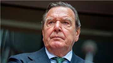 Altkanzler Gerhard Schröder ist seit seiner Kanzlerschaft mit dem russischen Präsidenten Wladimir Putin befreundet.