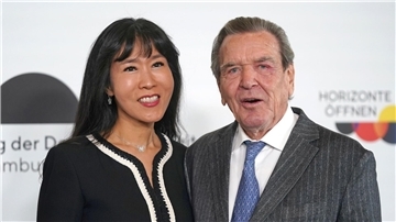 Altkanzler Gerhard Schröder (SPD) und seine Ehefrau kommen auf die Plaza der Elbphilharmonie zum Festakt der Deutschen Einheit.