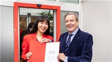 Altkanzler Gerhard Schröder wurde für 60 Jahre Parteimitgliedschaft geehrt. Seine Frau So-yeon Schröder-Kim begleitete ihn nach Hannover.