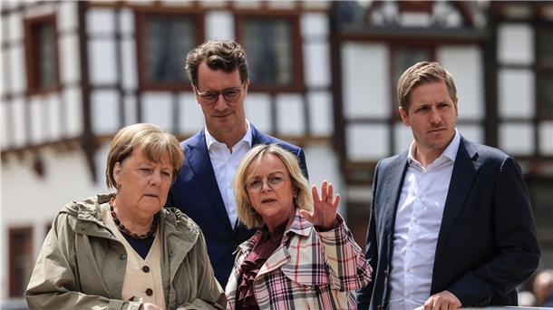 Altkanzlerin Angela Merkel (l-r), NRW-Ministerpräsident Hendrik Wüst, Bürgermeisterin Sabine Preiser-Marian und Landrat Markus Ramers in Bad Münstereifel.
