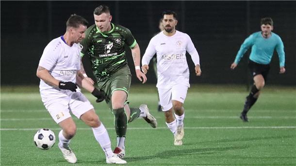 Testspiel zwischen dem Fußball-Bezirksligisten TSV Abbehausen und dem 1. FC Nordenham aus der Kreisliga mit (von links) Sascha Schwarze, Pierre-Steffen Heinemann und Mehmet Ari.