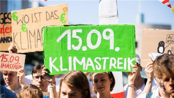 Vor Klimastreik: Bündnis fordert Regierung zum Handeln auf Am 15.09. gehen wieder viele Menschen im Kampf gegen den Klimawandel auf die Straßen.