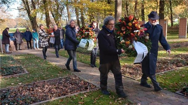 Am 19. November wird auf der Sowjetischen Kriegsgräberstätte Kronshusen wieder ein Kranz niedergelegt.
