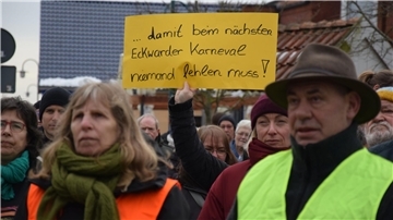 Am 20. Februar wurde Familie Hassun aus Eckwarden nach Portugal abgeschoben. Die Hassuns wollen zurück nach Butjadingen. Viele Menschen in der Gemeinde setzen sich für sie ein, so wie bei der Mahnwache am 12. März.