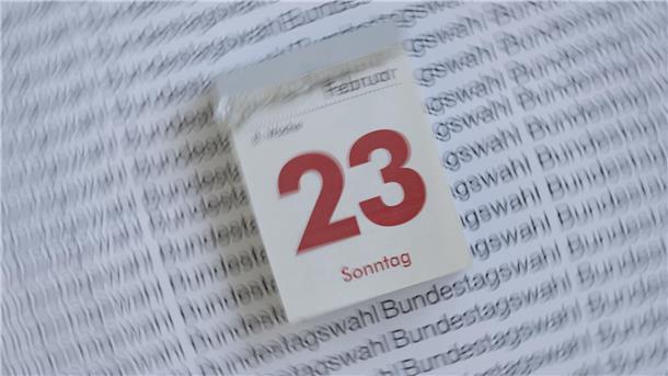 Bundestagswahl am 23. Februar: So wird sie in Butjadingen geregelt Das Foto zeigt einen Abreißkalender, der den 23. Februar 2025 anzeigt. Dahinter ist ein weißes Blatt Papier mit der mehrfachen Aufschrift Bundestagswahl zu sehen.
