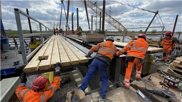 An der Hunte bei Elsfleth wird eine Behelfsbrücke eingesetzt