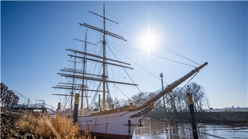 Das Schulschiff Deutschland liegt auf dem Wasser.