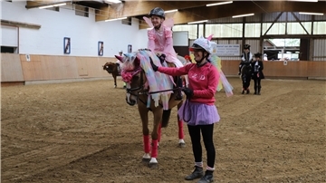 Ein Kind reitet in Rodenkirchen