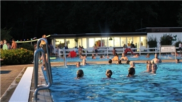 Frauen und Männer schwimmen im Hepsteder Freibad.