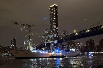 Am Abend des 17. Mai liegt das Schulschiff der mexikanischen Marine, die Cuauhtemoc, nach einer Kollision mit der Brooklyn Bridge mit gebrochenen Masten in New York.