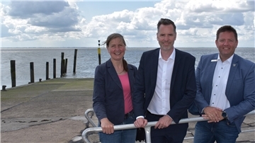 Am alten Fähranleger in Eckwarderhörne begrüßten Uta Meiners von der Butjadinger FDP und Bürgermeister Axel Linneweber den Vorsitzenden der FDP-Bundestagsfraktion, Christian Dürr.